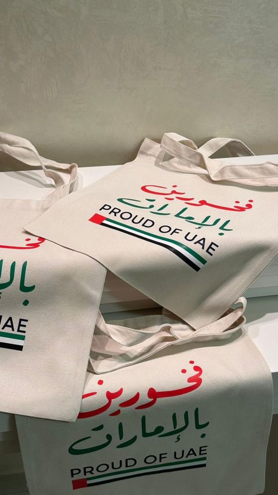 نوت مع حقيبة ( فخورون بالإمارات) 